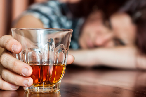 Употребление алкоголя связано с профессией - эксперты