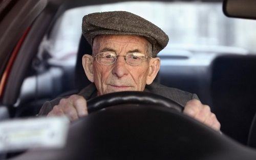 пожилой водитель